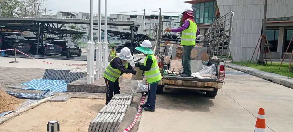ปูแผ่นพื้นทางเดินผสมเศษกระจกรีไซเคิล หน้าสำนักงานใหญ่ โรงงานบางกอกกลาส