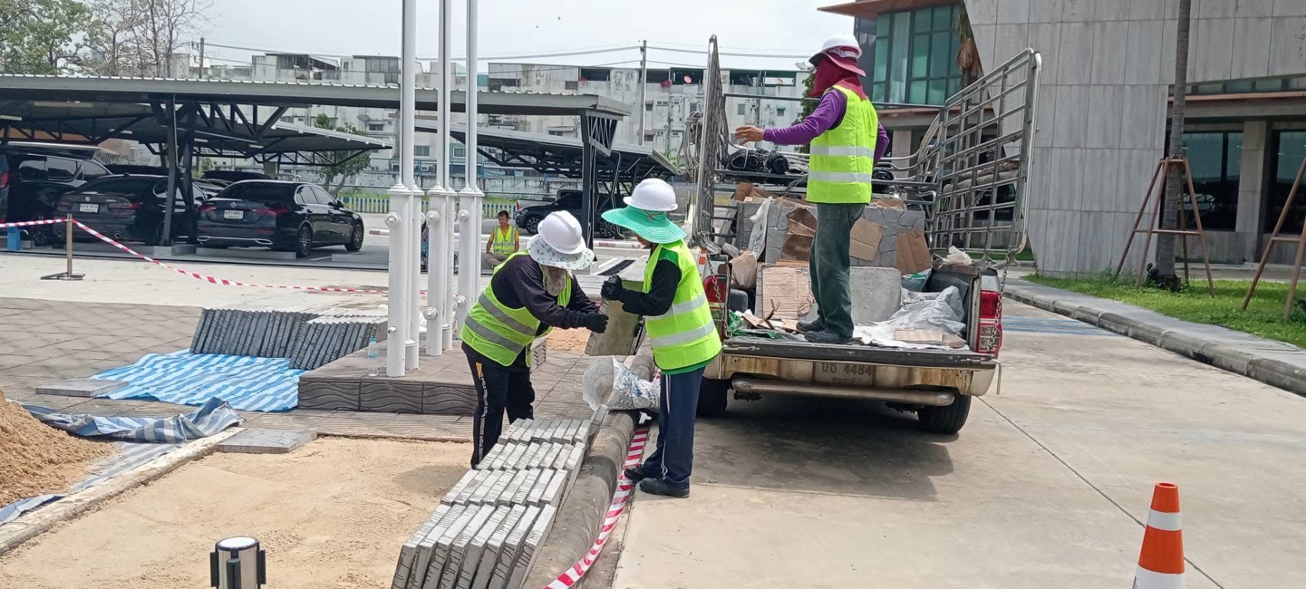 ปูแผ่นพื้นทางเดินผสมเศษกระจกรีไซเคิล หน้าสำนักงานใหญ่ โรงงานบางกอกกลาส