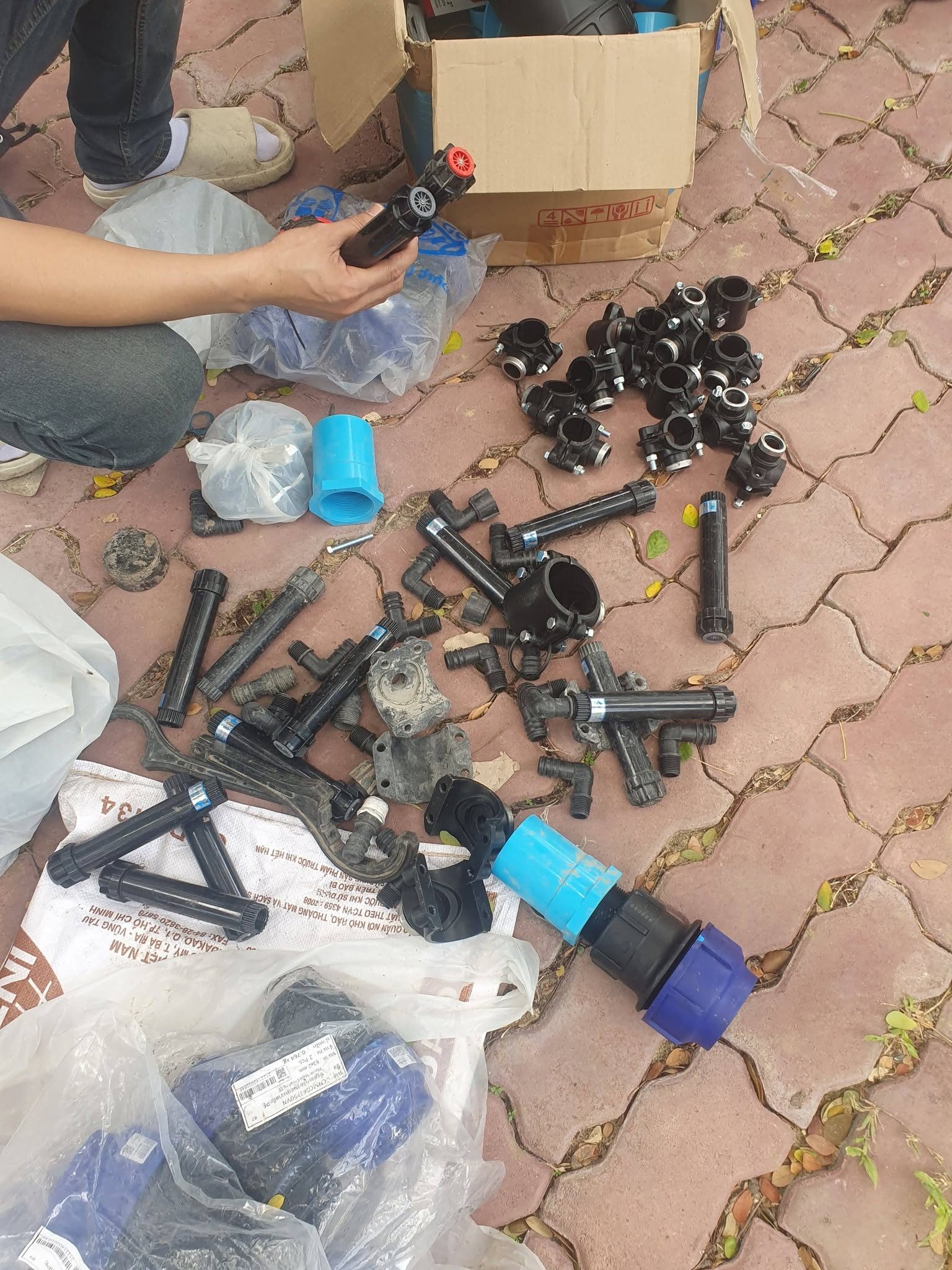 อุปกรณ์ระบบสปริงเกอร์ หัว Pop-up Rotor และ Spray ข้อต่อท่อ HDPE ก่อนติดตั้ง สถานทูตสวิตเซอร์แลนด์ กรุงเทพฯ