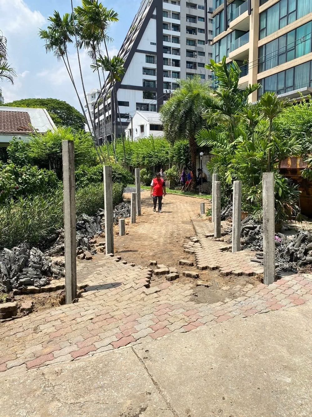 ปูพื้นทางเดินในสวน สถานทูตสวิตเซอร์แลนด์ กรุงเทพฯ