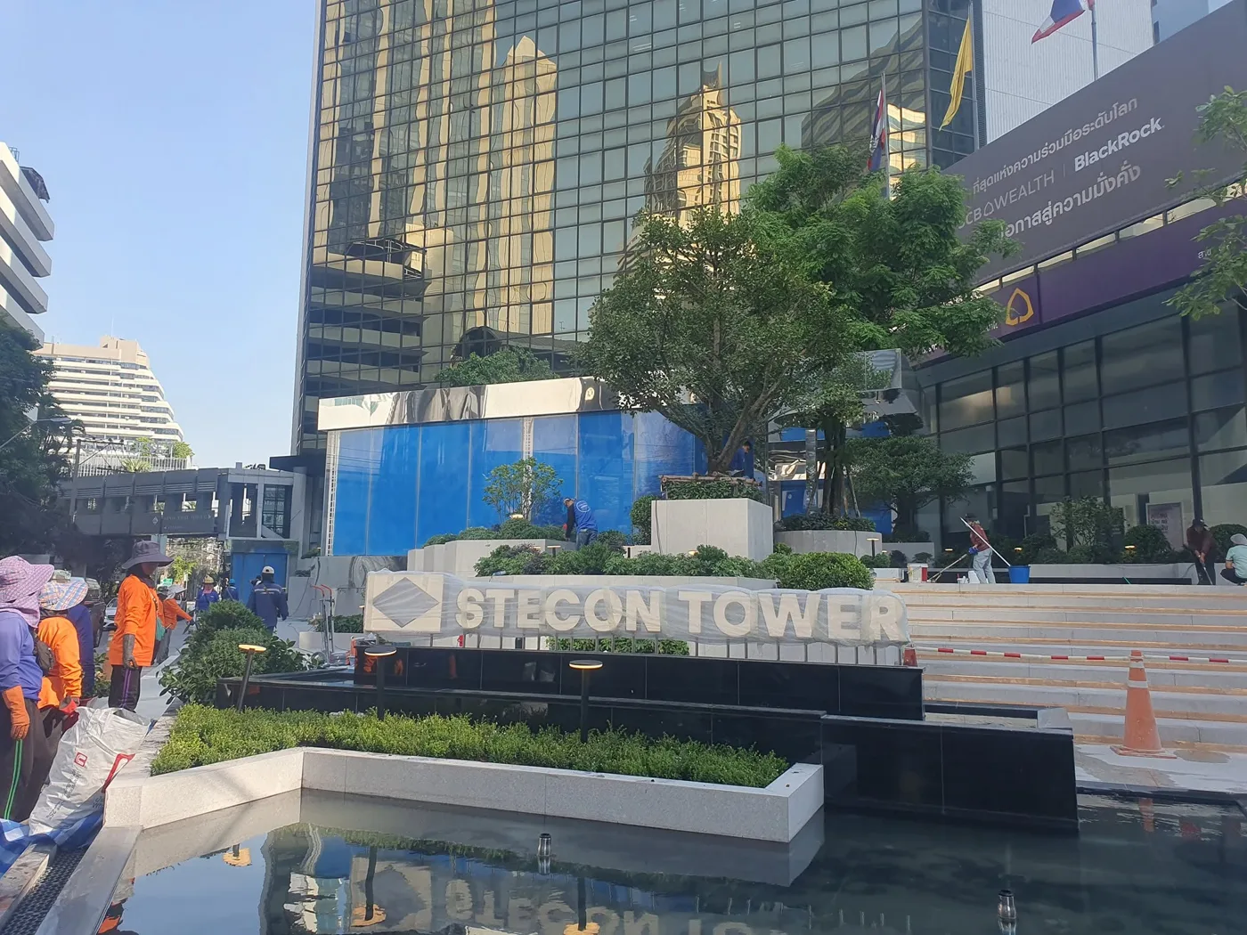 งานจัดสวนโครงการ ต้นไม้ใหญ่ กระถางปูน และไม้พุ่ม หน้าอาคาร STECON TOWER กรุงเทพฯ โดยทีม POTS28 / สวนเขาหมาก