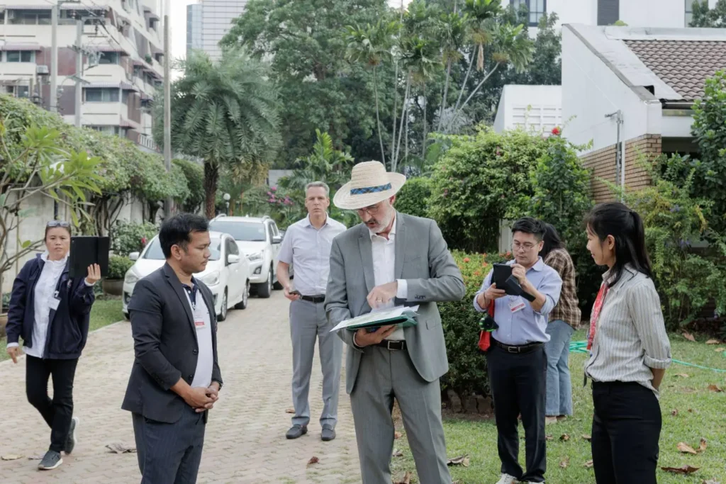 ตรวจรับงานแผ่นพื้นทางเดิน บ้านพักเอกอัครราชทูตสวิตเซอร์แลนด์ กรุงเทพฯ